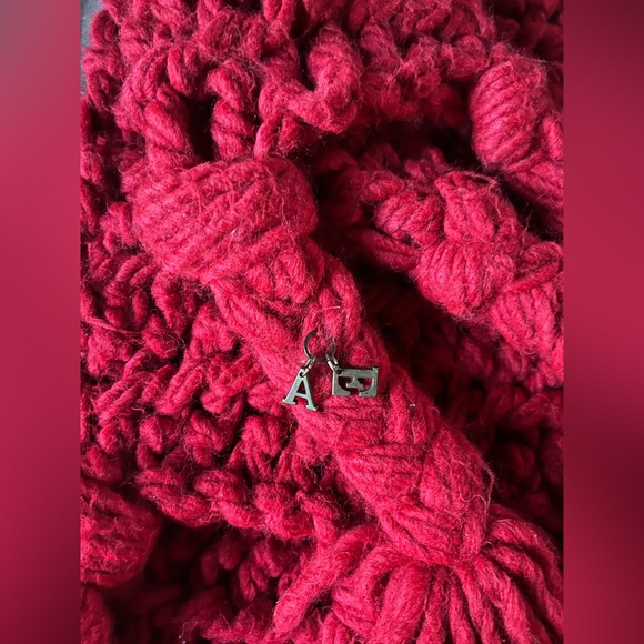 EMPORIO ARMANI red shawl. - Picture 5 of 5